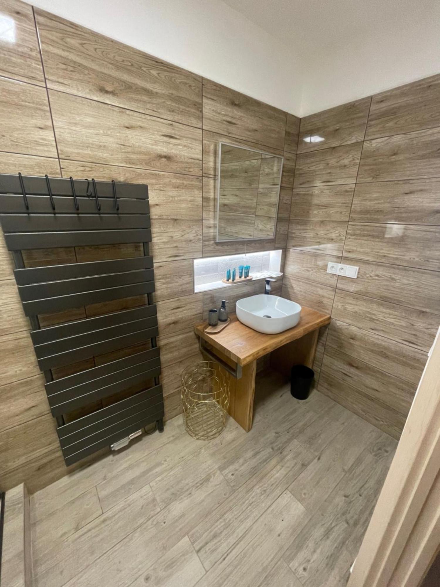 Apartman 184 - Vysoke Myto Luaran gambar